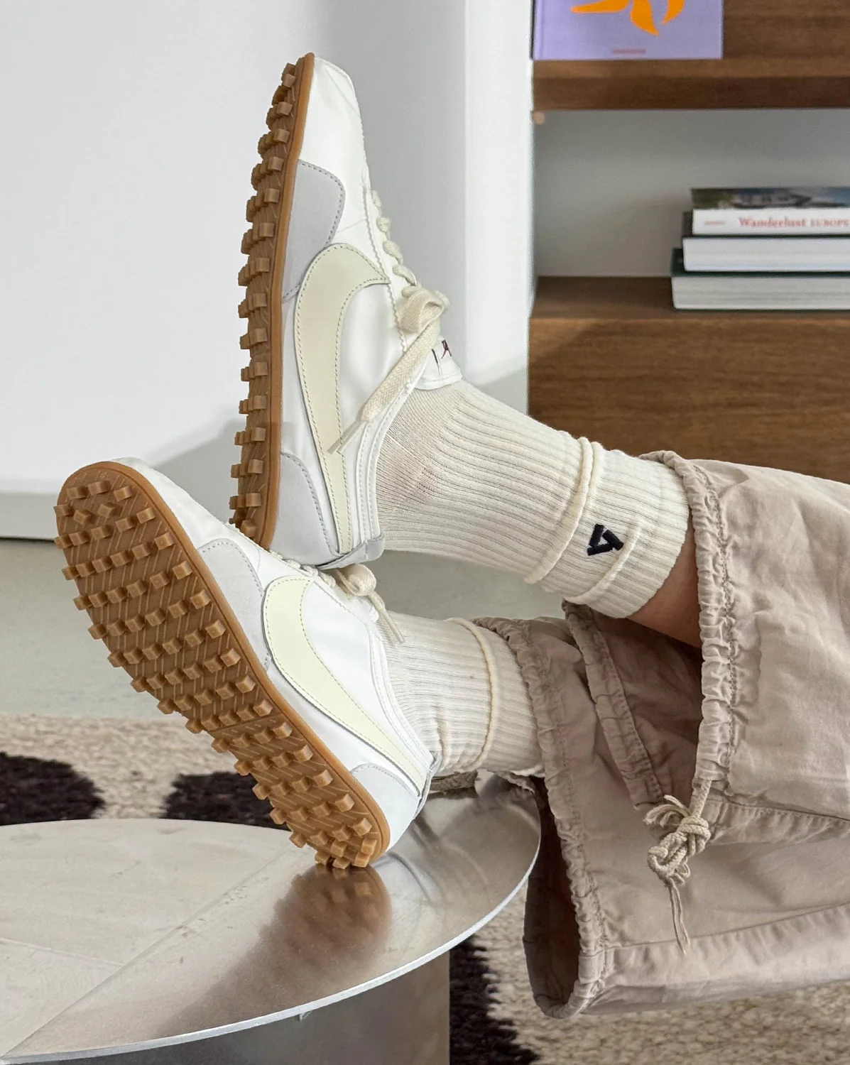 Nike Wmns Moon Shoe OG - Image 3